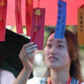 一人一张口下面长只手打一字答案,一人一张口下面长只手,揭秘“拿”字之谜