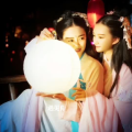 知乎两个小姐姐的故事,两位小姐姐的异域情缘故事